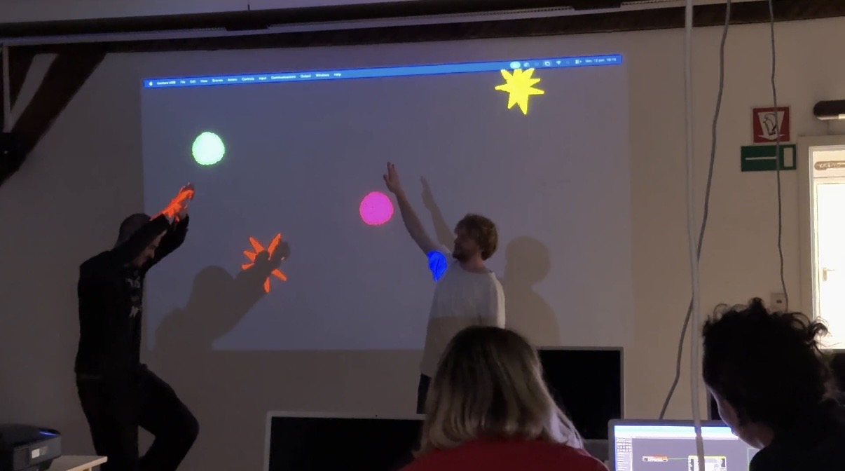 Étoiles et cercles néon projetés sur le mur de la salle
